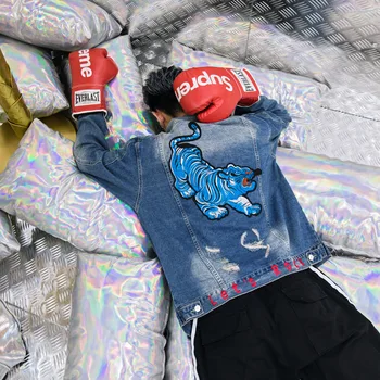 Men's Jacket Autumn and Winter Tide Denim Jacket Fashion Totem Tiger Embroidery Men's Hole coat
Men's Jacket Autumn and Winter Tide Denim Jacket Fashion Totem Tiger Embroidery Men's Hole coat