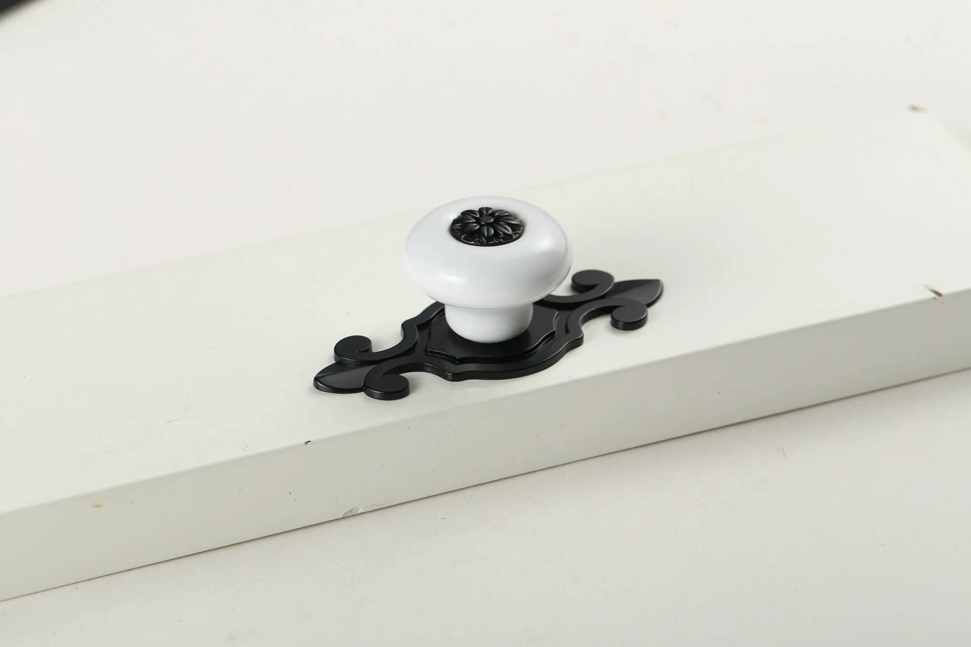 Manufacturers Direct Selling Simple Classical Ceramic Handle Vintage European Style Handle Cupboard Drawer Wardrobe Handle
Manufacturers Direct Selling Simple Classical Ceramic Handle Vintage European Style Handle Cupboard Drawer Wardrobe Handle