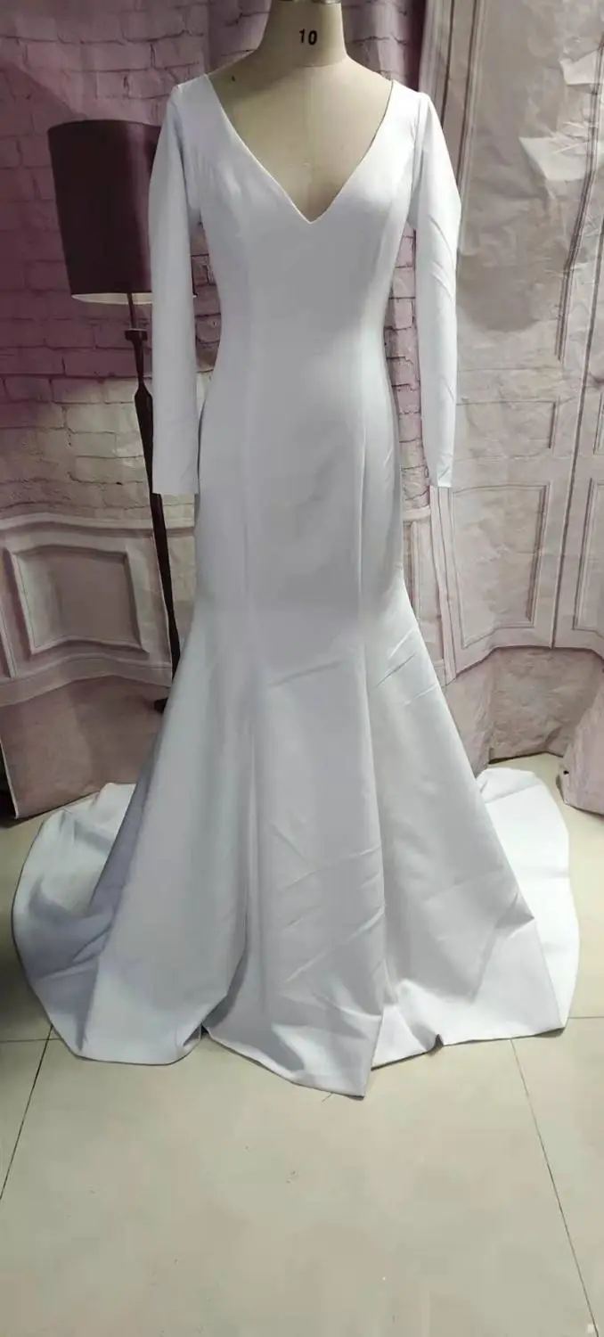Elegant Long Sleeve V-Neck Satin Wedding Dresses Custom Sweep Train Floor Length Buttons Back Bridal Gowns for Women
Elegant Long Sleeve V-Neck Satin Wedding Dresses Custom Sweep Train Floor Length Buttons Back Bridal Gowns for Women