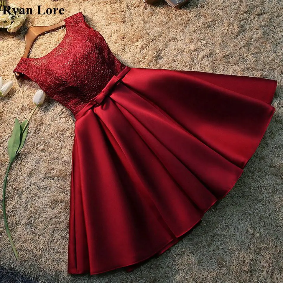 Short Wine Red Cocktail Dresses 2020 Scoop Neck Satin Sequins Prom Dress With Bow Belt Women Mini Graduation Homecoming Gowns 
Short Wine Red Cocktail Dresses 2020 Scoop Neck Satin Sequins Prom Dress With Bow Belt Women Mini Graduation Homecoming Gowns