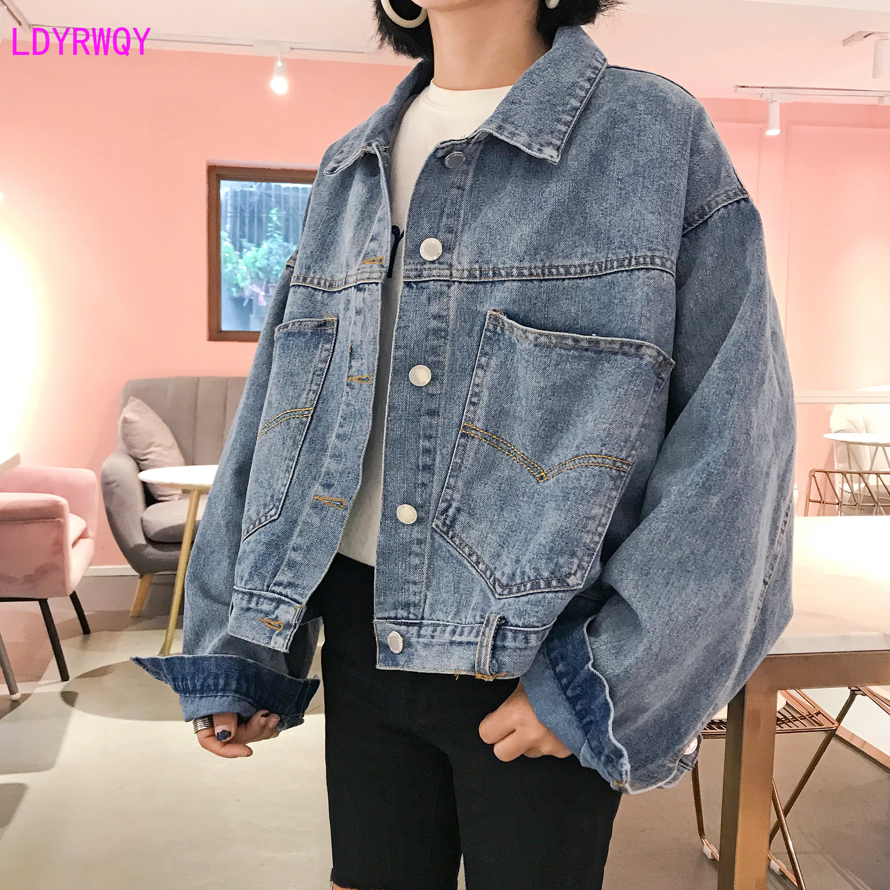 2019 spring and autumn new Korean version of the loose bat sleeve single-breasted pocket student short denim jacket
2019 spring and autumn new Korean version of the loose bat sleeve single-breasted pocket student short denim jacket