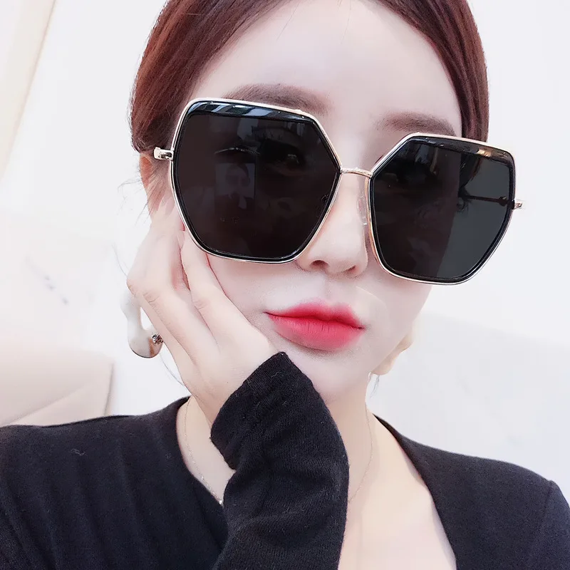 new metal eyebrow Sunglasses with irregular square mesh red the same fashion avant-garde sunglasses in Europe and America
new metal eyebrow Sunglasses with irregular square mesh red the same fashion avant-garde sunglasses in Europe and America