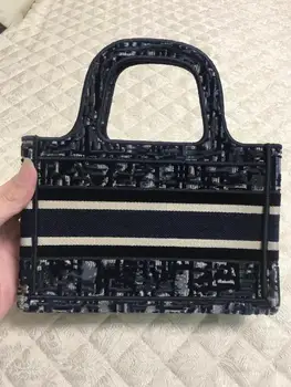 2020 New Fashion Blue Oblique Embroidered Velvet Tote Bags Mini Book Tote 22.5*24*8CM S 36.5*28*17.5 L 41.5*35*1835*18cm Cannage
2020 New Fashion Blue Oblique Embroidered Velvet Tote Bags Mini Book Tote 22.5*24*8CM S 36.5*28*17.5 L 41.5*35*1835*18cm Cannage