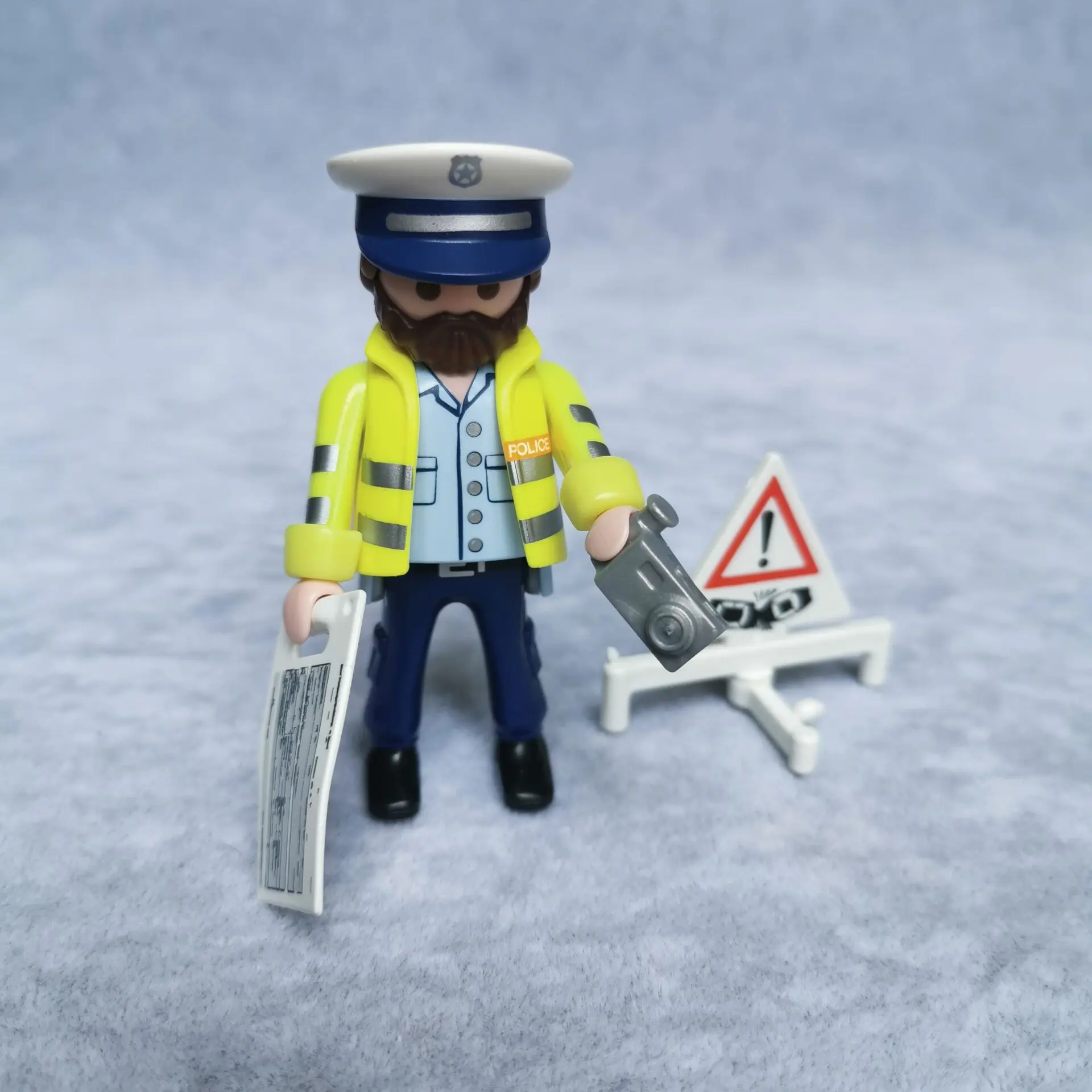 S15M016 7.5CM high quality of the original Animal protection officer Polly pocket building block
S15M016 7.5CM high quality of the original Animal protection officer Polly pocket building block