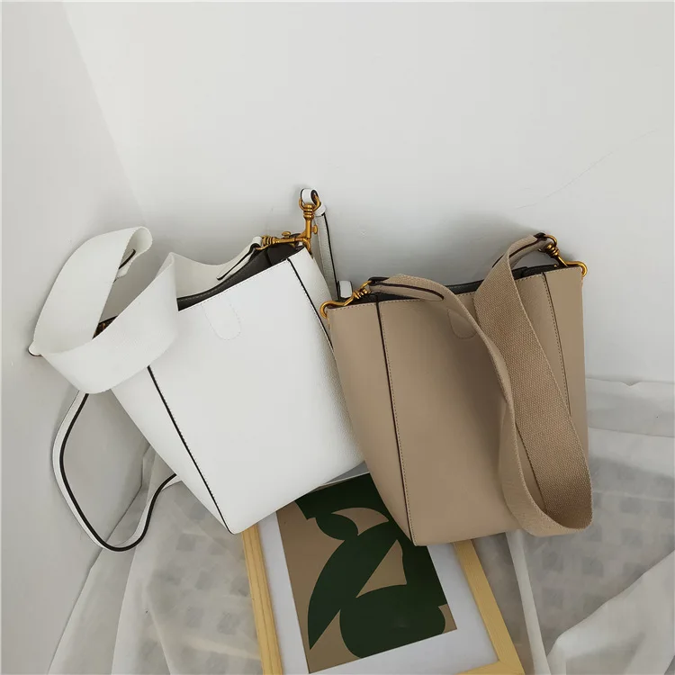 Simple Wide Shoulder Strap Bucket Bag for Women Large Capacity Pu Leather Messenger Bags Ladies Simple Black Lines Classic 
Simple Wide Shoulder Strap Bucket Bag for Women Large Capacity Pu Leather Messenger Bags Ladies Simple Black Lines Classic