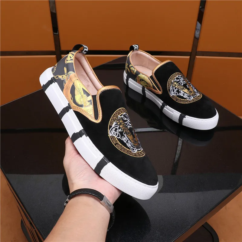 Lazy shoes men's leather printed embroidery overshoes Korean retro tide shoes European station one pedal men's shoes loafers
Lazy shoes men's leather printed embroidery overshoes Korean retro tide shoes European station one pedal men's shoes loafers