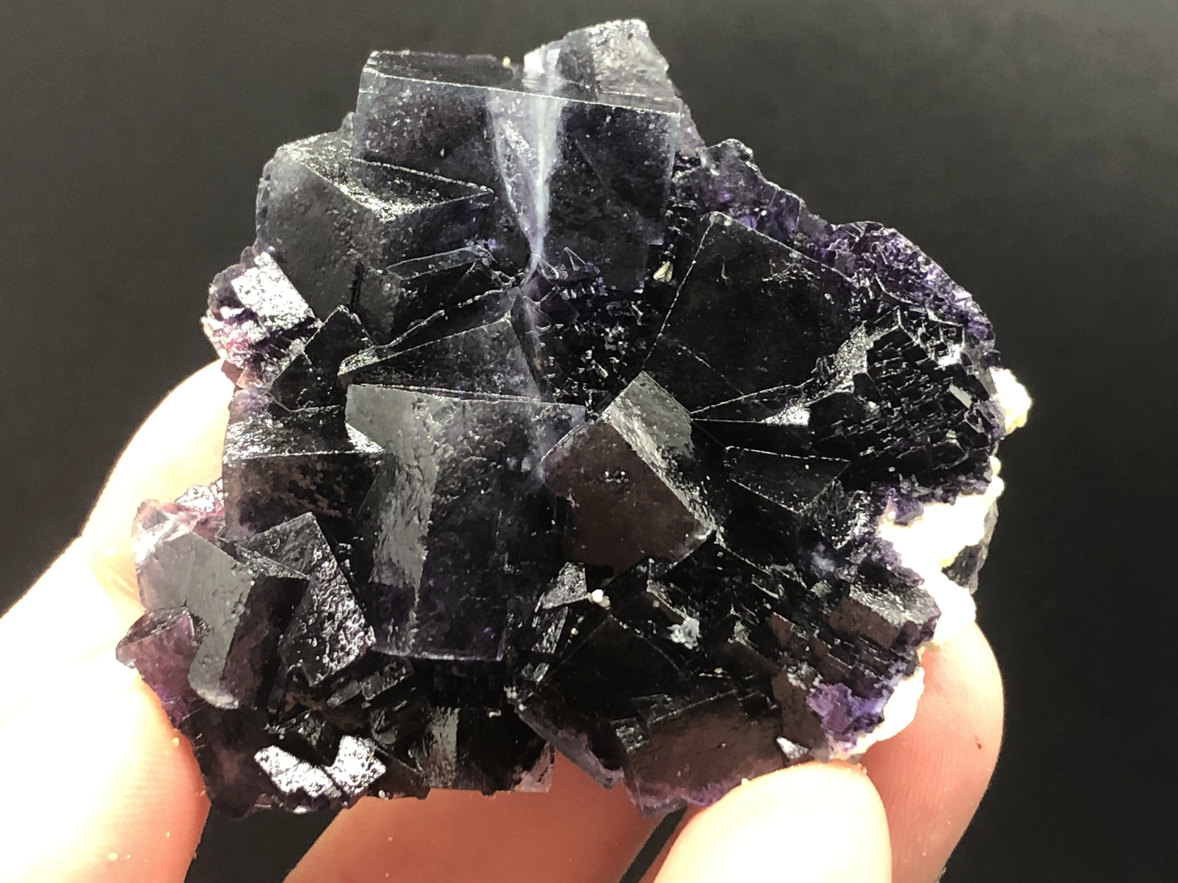 

109.7gNatural dark purple fluorite, crystal mineral specimen