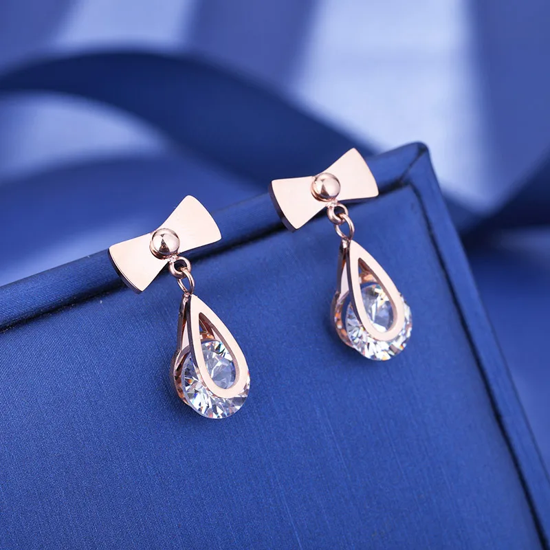 JeeMango Office Style Rose Gold Titanium Steel Earrings Female Simple Bow Teardrop CZ Crystal Earrings Jewelry For Women RN01102
JeeMango Office Style Rose Gold Titanium Steel Earrings Female Simple Bow Teardrop CZ Crystal Earrings Jewelry For Women RN01102