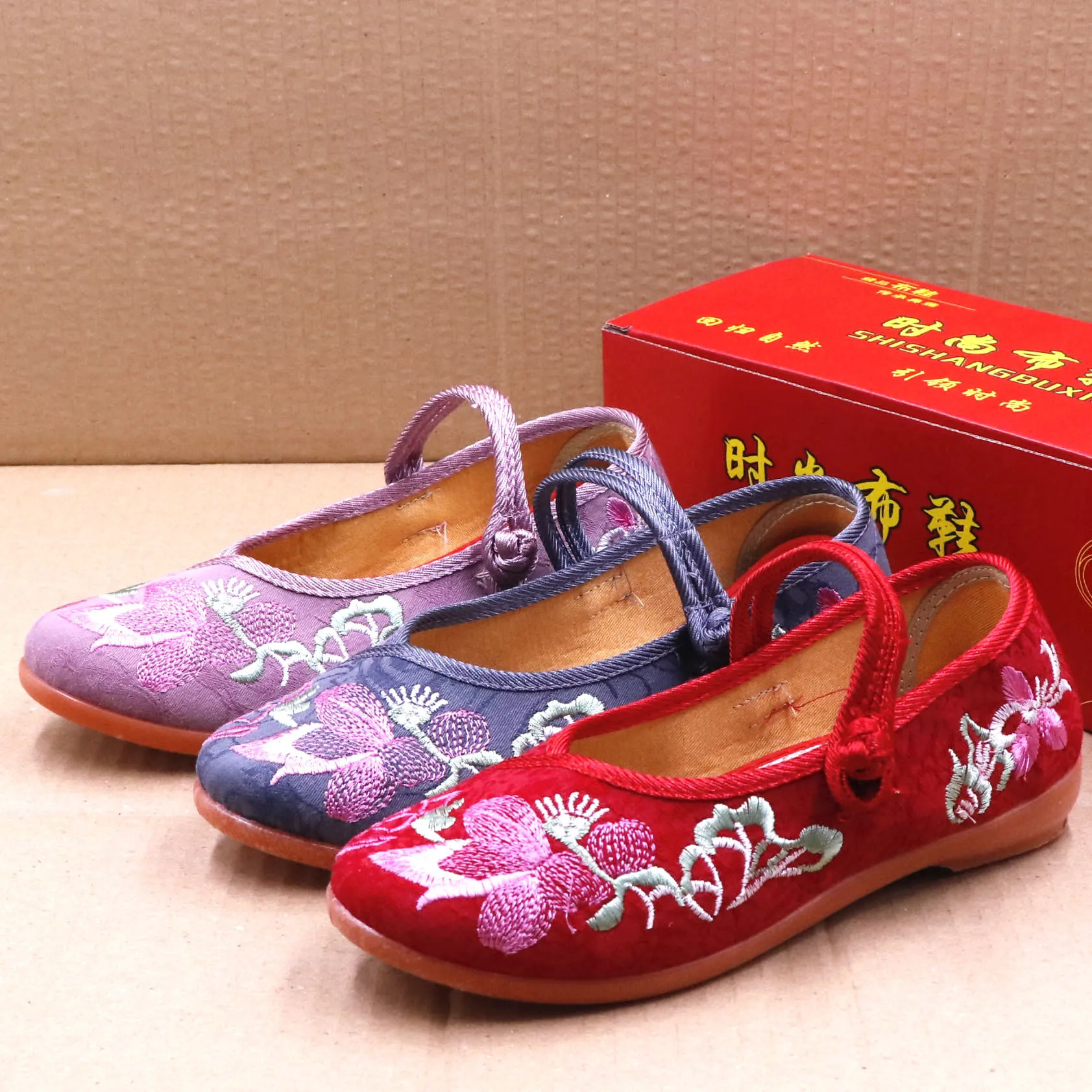 2019 Autumn New Style Embroidered Shoes Women's Flat Heel Old Beijing Cloth Shoes Middle-aged Mom Shoes 
2019 Autumn New Style Embroidered Shoes Women's Flat Heel Old Beijing Cloth Shoes Middle-aged Mom Shoes