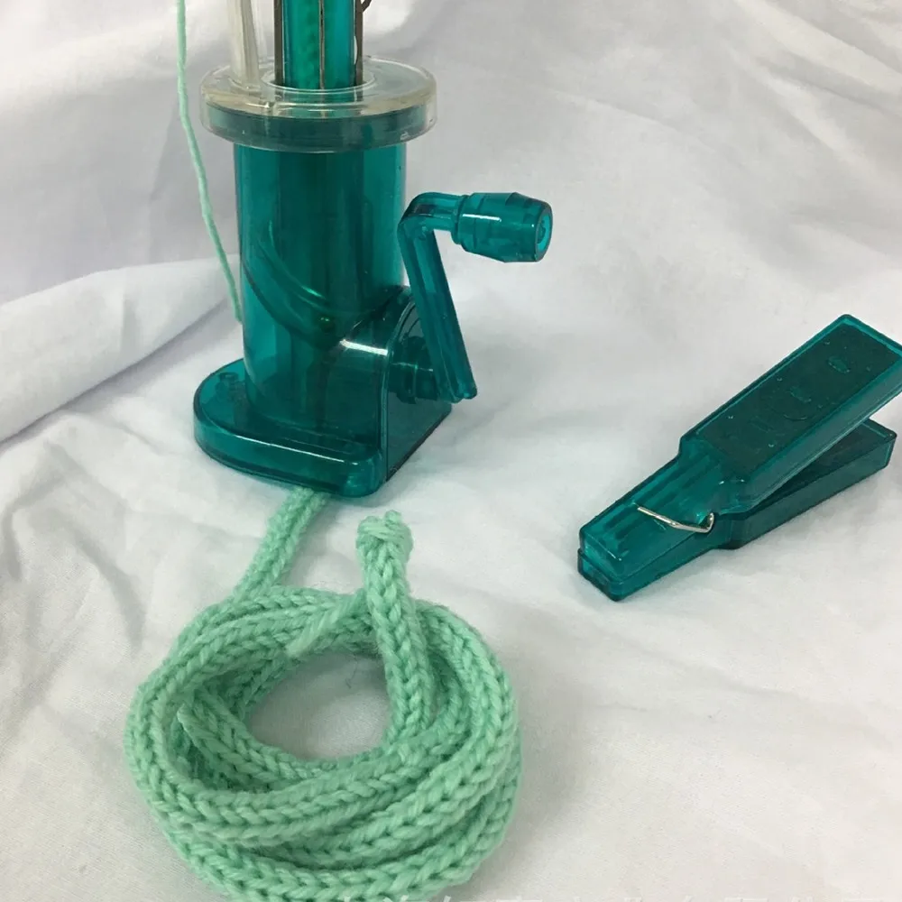 Home Shake Machine DIY Sweater Bracelet Braided Winding Machine Knitting Machine Green Color Hand-cranked Rope Hand Woven Tools
Home Shake Machine DIY Sweater Bracelet Braided Winding Machine Knitting Machine Green Color Hand-cranked Rope Hand Woven Tools