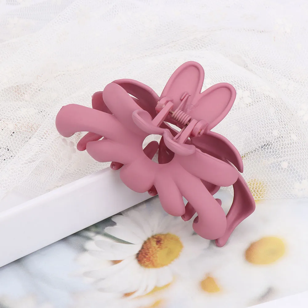 1Pcs Acrylic Flower Hair Claw Clip Colorful Makeup Bath Gripper Crab Hair Clamps Women Styling Tools
1Pcs Acrylic Flower Hair Claw Clip Colorful Makeup Bath Gripper Crab Hair Clamps Women Styling Tools