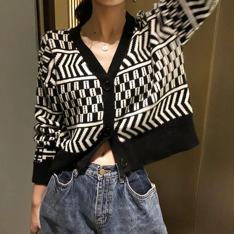 Spring and Autumn Outdoor Sweaters Cardigan Women's Black V-neck Short Section Autumn Loose Autumn Coat
Spring and Autumn Outdoor Sweaters Cardigan Women's Black V-neck Short Section Autumn Loose Autumn Coat