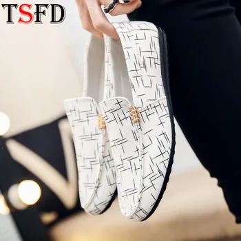 Fashion Man Sneakers Man Round Toe Shoes Canvas Shoes Ultra-light Loafers Men Low Top Shoes Summer Wild White Slip-on Shoes Y18 
Fashion Man Sneakers Man Round Toe Shoes Canvas Shoes Ultra-light Loafers Men Low Top Shoes Summer Wild White Slip-on Shoes Y18