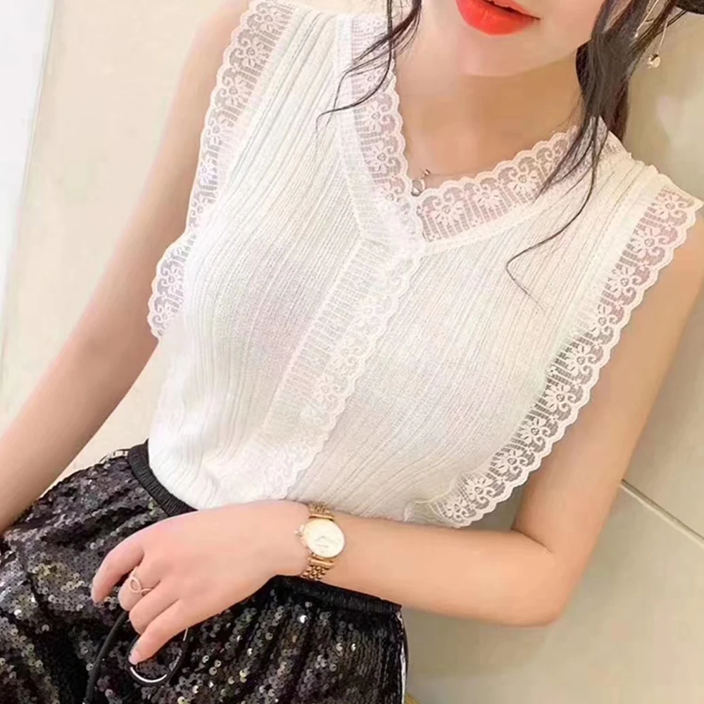 Sweet V-neck Cutout Lace Knitted Small Vest Women's Korean Version of Slim-Fit Wear Take Sleeveless Top Bottoming Shirt
Sweet V-neck Cutout Lace Knitted Small Vest Women's Korean Version of Slim-Fit Wear Take Sleeveless Top Bottoming Shirt
