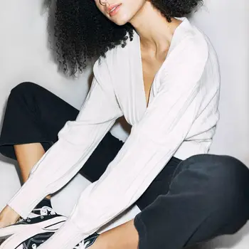 New Autumn And Winter Female Deep V-neck Lantern Sleeve Cardigan Short Solid Color Casual Knit Sweater
New Autumn And Winter Female Deep V-neck Lantern Sleeve Cardigan Short Solid Color Casual Knit Sweater