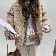 Winter 2021 Warm Loose Sheep Shearling Short Coats Women Female Grain Wool Lamb Fur Jackets Fashion Camel Outwear Plus Size
Winter 2021 Warm Loose Sheep Shearling Short Coats Women Female Grain Wool Lamb Fur Jackets Fashion Camel Outwear Plus Size