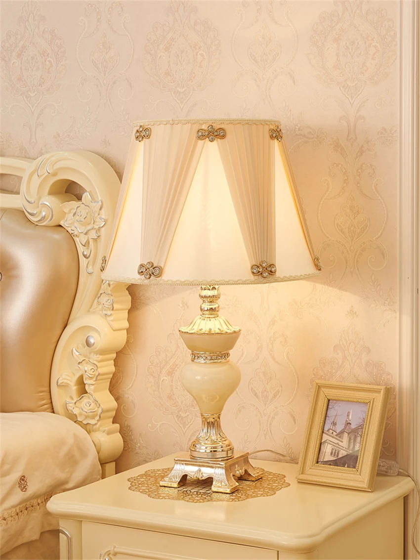 European luxury fabric crystal table lamps court bedroom study tabletop lamp jade American living room decor wedding gift lights
European luxury fabric crystal table lamps court bedroom study tabletop lamp jade American living room decor wedding gift lights