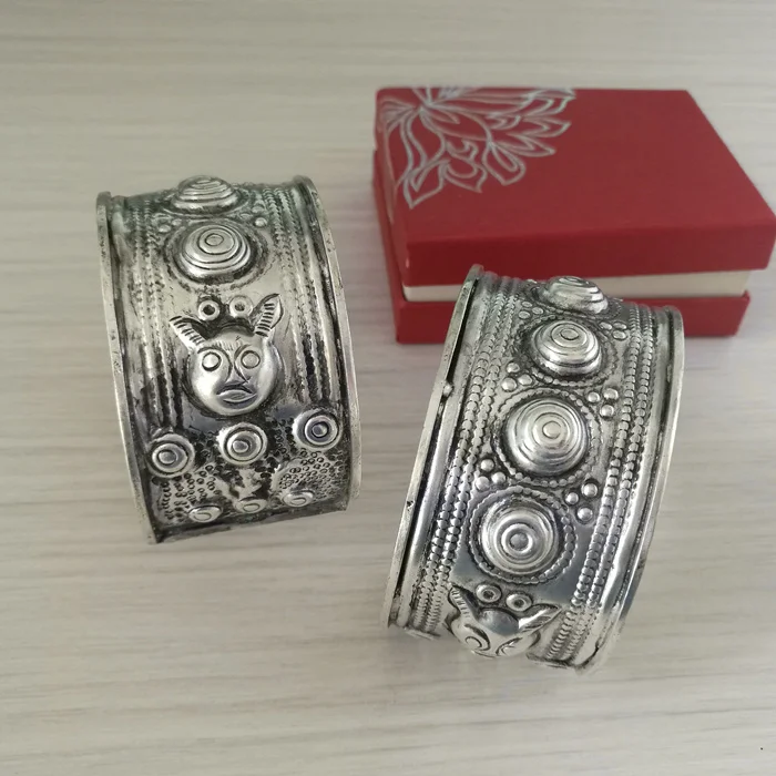 charming 1pc Retro jewelry personalized handmade Miao Silver Carved bracelet Jewelry totem nail Bracelet
charming 1pc Retro jewelry personalized handmade Miao Silver Carved bracelet Jewelry totem nail Bracelet