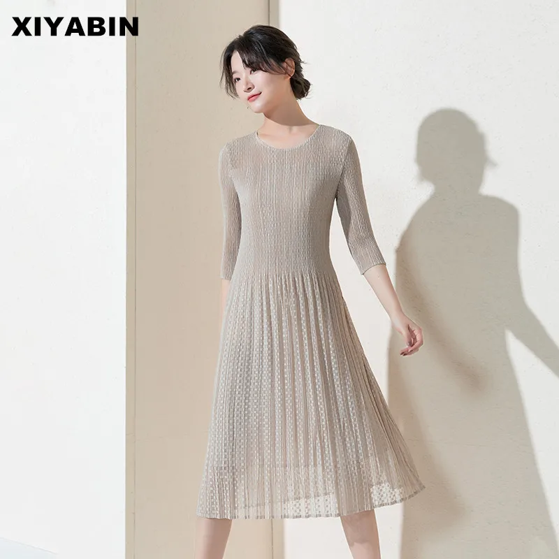 Dress Spring and summer 2019 New pattern Round collar Skinny Lady Temperament Medium length Pleated Dress
Dress Spring and summer 2019 New pattern Round collar Skinny Lady Temperament Medium length Pleated Dress