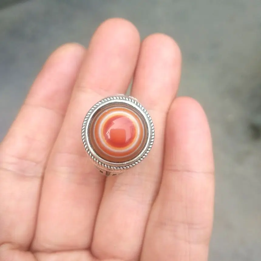 Кольцо дзи из тибетского серебра с красными глазами
Кольцо дзи из тибетского серебра с красными глазами