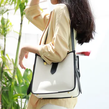 Atmospheric simple stitching canvas with first layer leather bag 2020 new large capacity portable tote bag shoulder bag
Atmospheric simple stitching canvas with first layer leather bag 2020 new large capacity portable tote bag shoulder bag