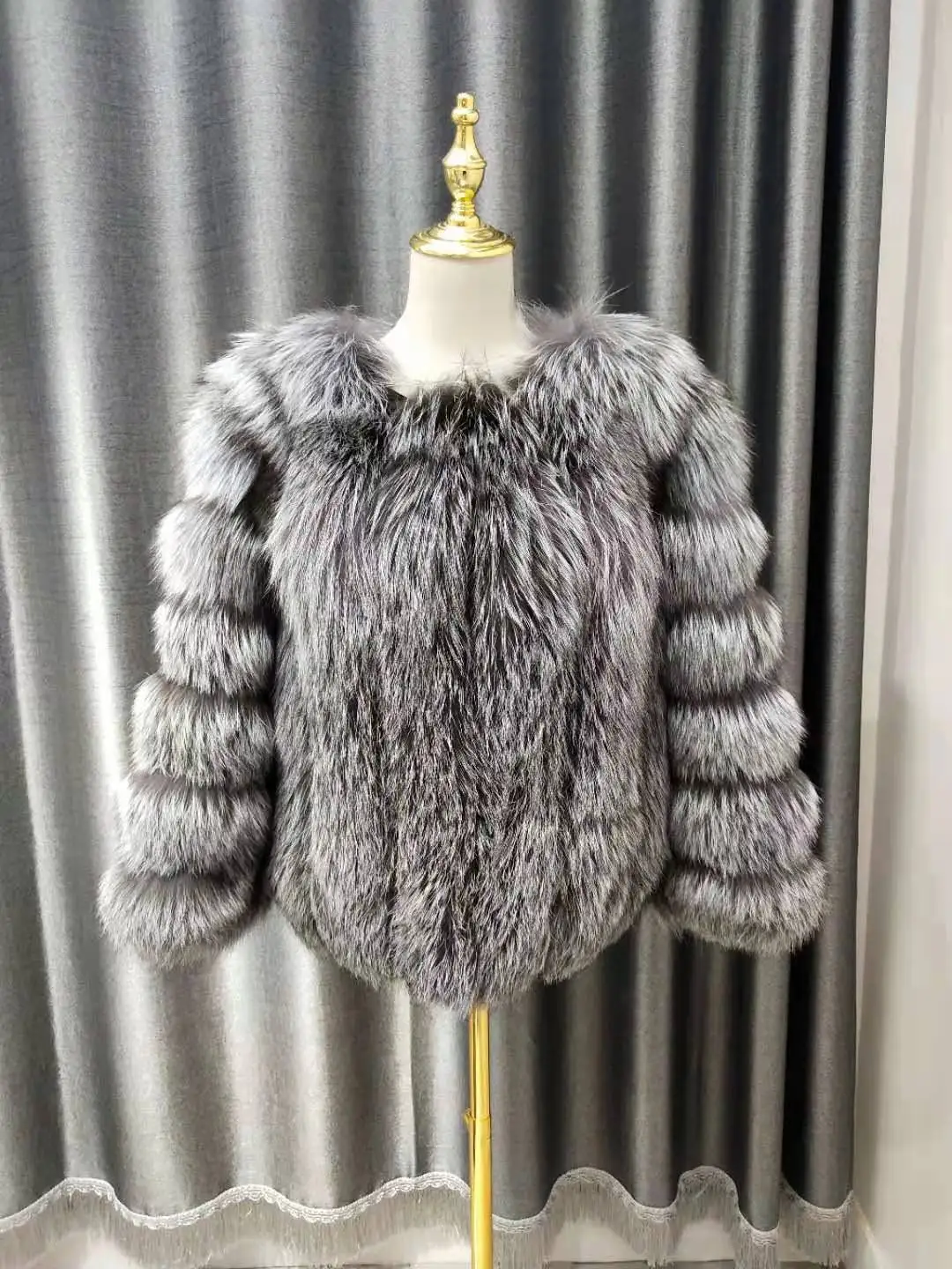 high quality women real fox fur coat wihter warm thick fox fur jacket genuine fur short coa
high quality women real fox fur coat wihter warm thick fox fur jacket genuine fur short coa