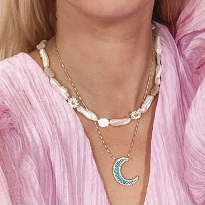 

Luxurious Charm Irregular Freshwater Pearl Necklace Shell Daisy Embellished Fashion Short Jewelry For Women Flower Choker 2021