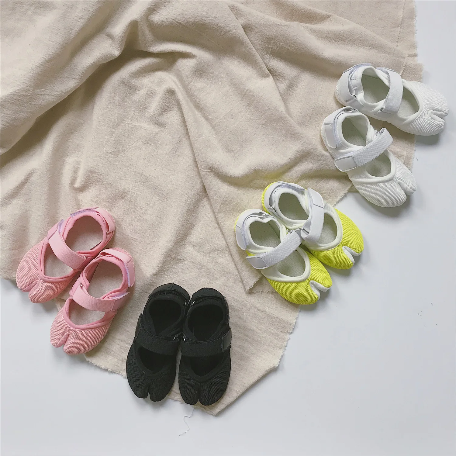 Children Magic Paste Net Divided Toe Personality Casual Shoes 201 Girls with Solid Color Kindergarten Comfortable Shoe
Children Magic Paste Net Divided Toe Personality Casual Shoes 201 Girls with Solid Color Kindergarten Comfortable Shoe