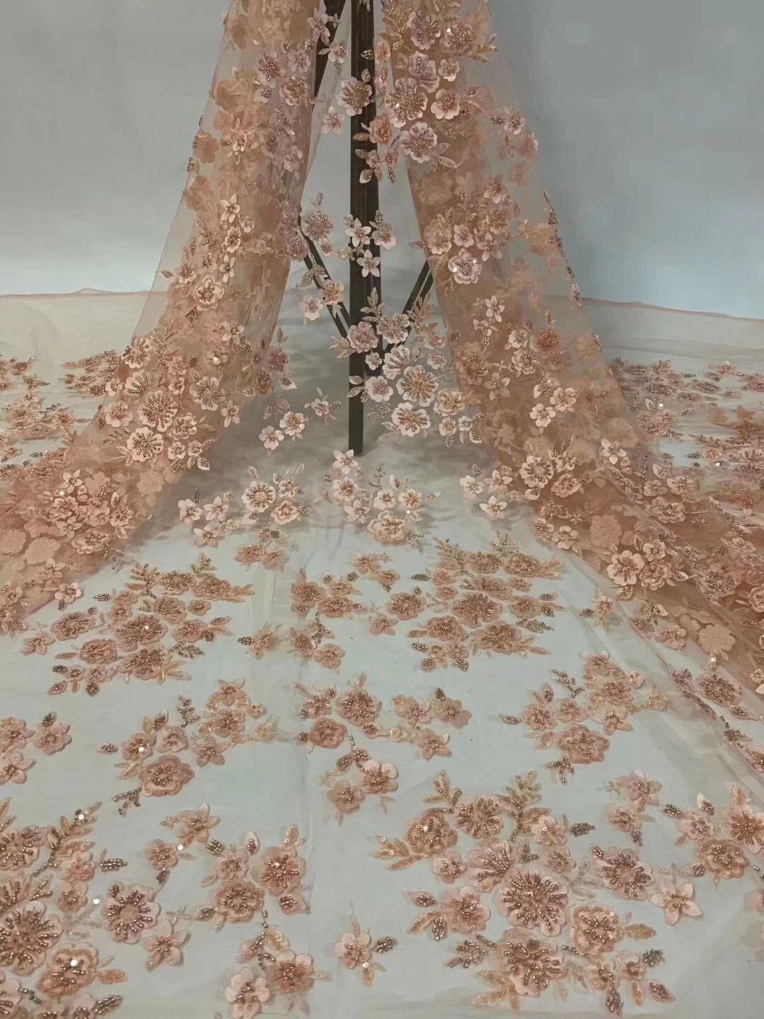 French Nigeria lace fabric bride African tulle sequence lace fabric 2020 high quality lace wedding dress D3811
French Nigeria lace fabric bride African tulle sequence lace fabric 2020 high quality lace wedding dress D3811
