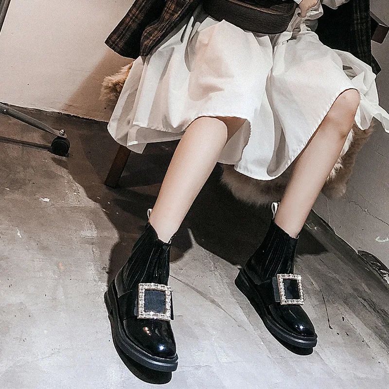 Patent Leather Square Buckle Diamond Short Boots Women's Autumn 2019 New Chelsea Boots Flat Mid Heel Leather Boots 
Patent Leather Square Buckle Diamond Short Boots Women's Autumn 2019 New Chelsea Boots Flat Mid Heel Leather Boots