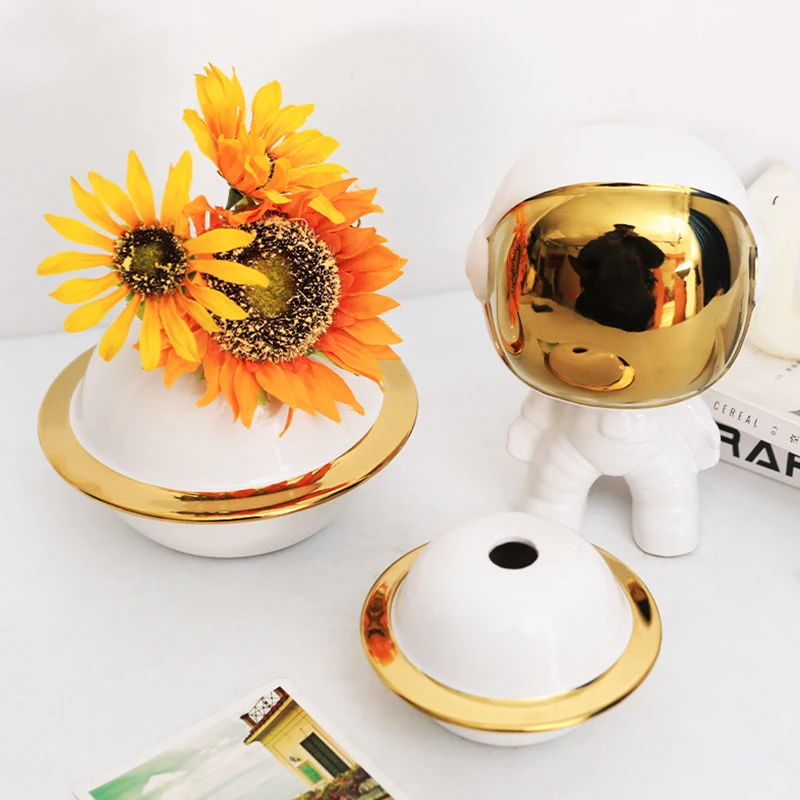 Nordic Ceramic Astronauts Ornaments Home Living Room Flower Arrangement Office Desk Decoration Birthday Par Gift 
Nordic Ceramic Astronauts Ornaments Home Living Room Flower Arrangement Office Desk Decoration Birthday Par Gift
