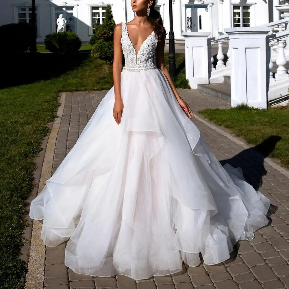 Elegant Ruffles A-Line Wedding Dress Sexy Deep V-Neck Lace Appliques Princess Bridal Dress for Wedding Robe de mariee
Elegant Ruffles A-Line Wedding Dress Sexy Deep V-Neck Lace Appliques Princess Bridal Dress for Wedding Robe de mariee