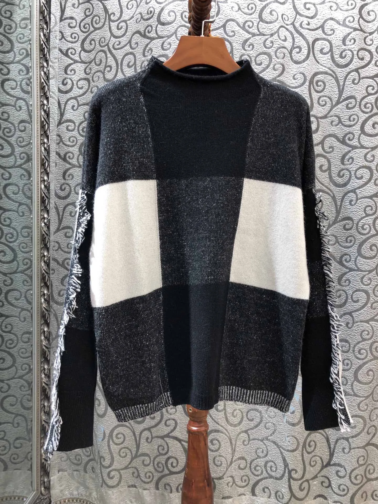 2019 New Arrival New Plaid Stitching Loose Wool Women Sweater Size S M L Free Shipping Worldwide
2019 New Arrival New Plaid Stitching Loose Wool Women Sweater Size S M L Free Shipping Worldwide
