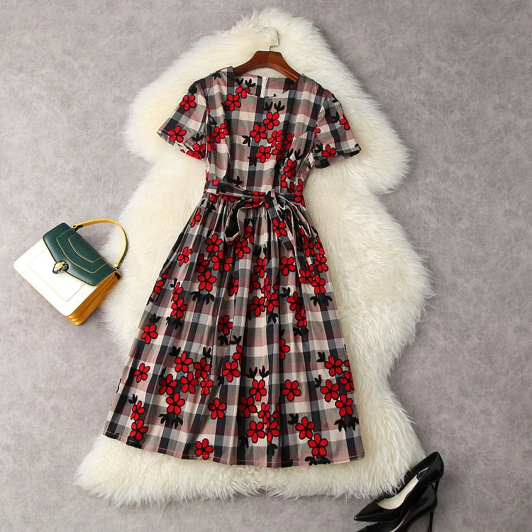 Europe and the United States women's clothing New Summer 2021 Short sleeved plaid flower embroidery Fashion dress
Europe and the United States women's clothing New Summer 2021 Short sleeved plaid flower embroidery Fashion dress