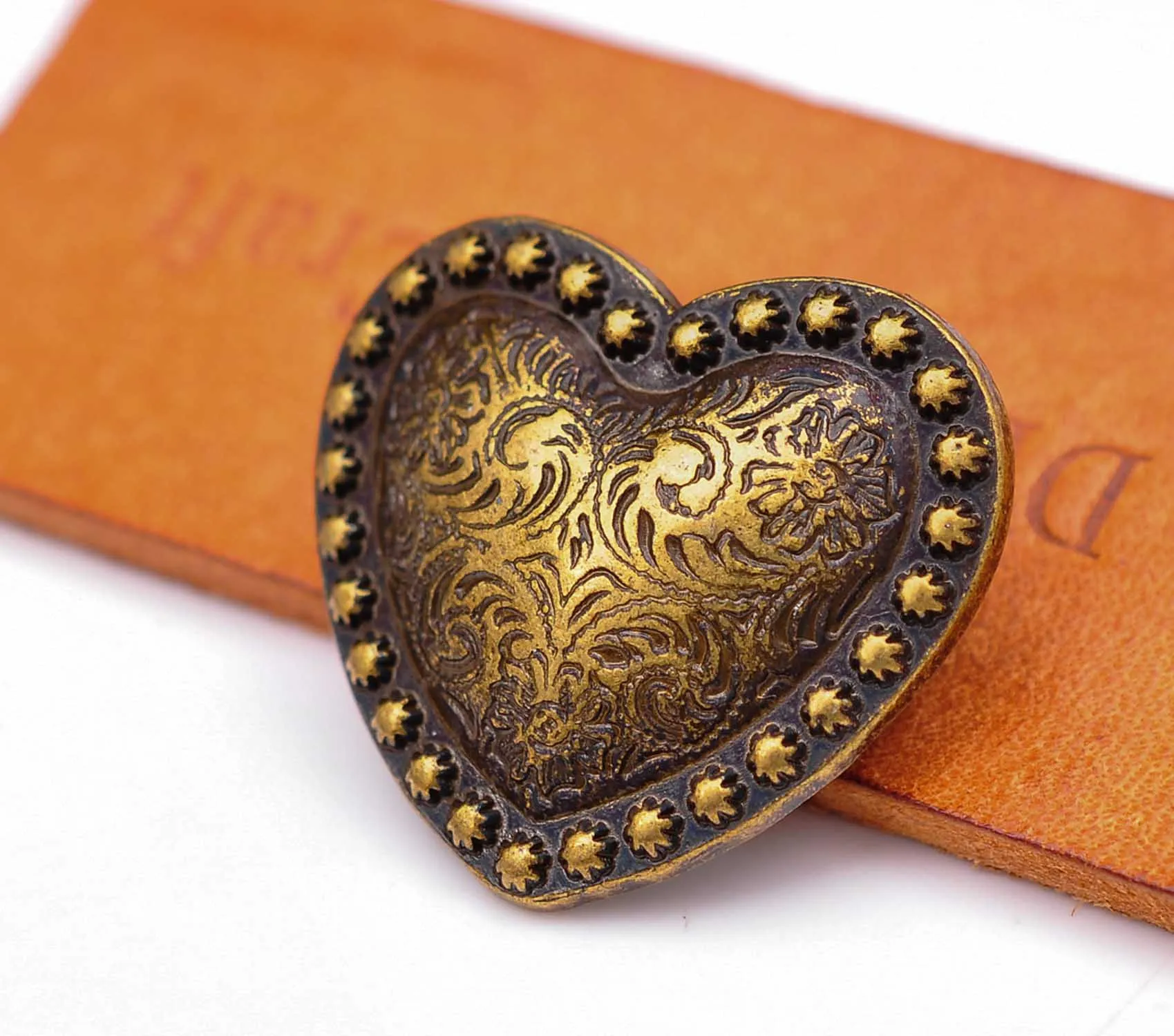 10PCS WESTERN HEADSTALL HORSE TACK HEART BRASS FLOWER BERRY SADDLE LEATHERCRAFT CONCHOS 1-1/8" SCREWBACK
10PCS WESTERN HEADSTALL HORSE TACK HEART BRASS FLOWER BERRY SADDLE LEATHERCRAFT CONCHOS 1-1/8" SCREWBACK