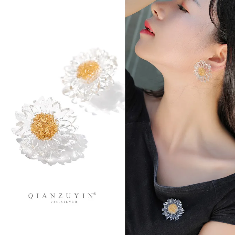 Online Celebrity Star Little Daisy Transparent Earrings Brooch S925 Silver Needle Ear Stud Weep Yafeng Crystal Petal Immortal Ac
Online Celebrity Star Little Daisy Transparent Earrings Brooch S925 Silver Needle Ear Stud Weep Yafeng Crystal Petal Immortal Ac