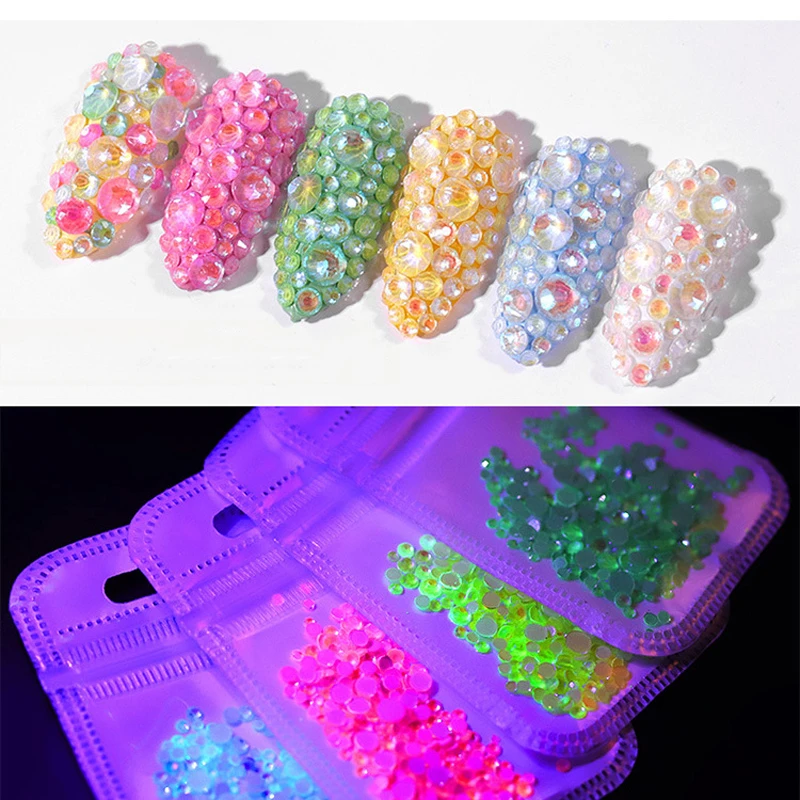 1bag Luminous Crystal Nail Art Rhinestone Decorations Mixed Size 3D Glitter Diamond Glow In The Dark Ornaments Nail Art Decal
1bag Luminous Crystal Nail Art Rhinestone Decorations Mixed Size 3D Glitter Diamond Glow In The Dark Ornaments Nail Art Decal