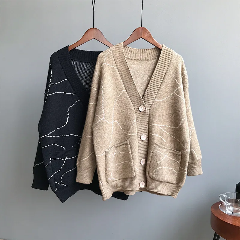 2019 Women Poncho Long Sleeve Loose Style Knitted Single Button Breasted Sweater Coat Women Winter Cardigans Long Sweater Jumper
2019 Women Poncho Long Sleeve Loose Style Knitted Single Button Breasted Sweater Coat Women Winter Cardigans Long Sweater Jumper