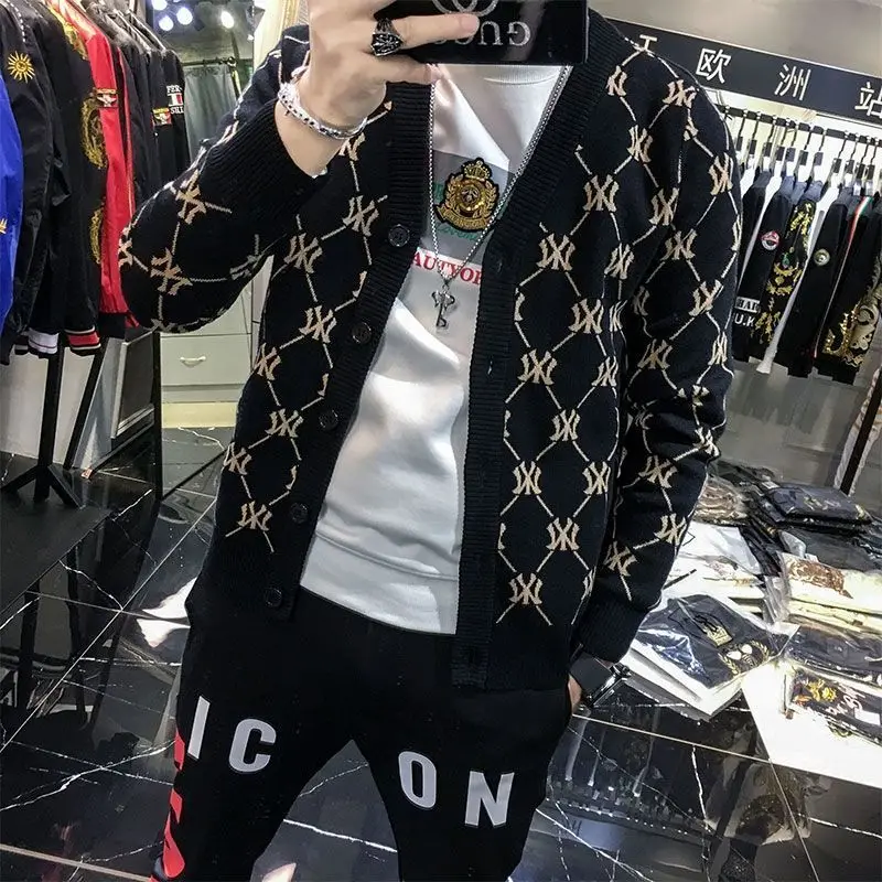 2020 Spring and Autumn new men's knitted cardigan sweater loose handsome men's coat men's clothes
2020 Spring and Autumn new men's knitted cardigan sweater loose handsome men's coat men's clothes