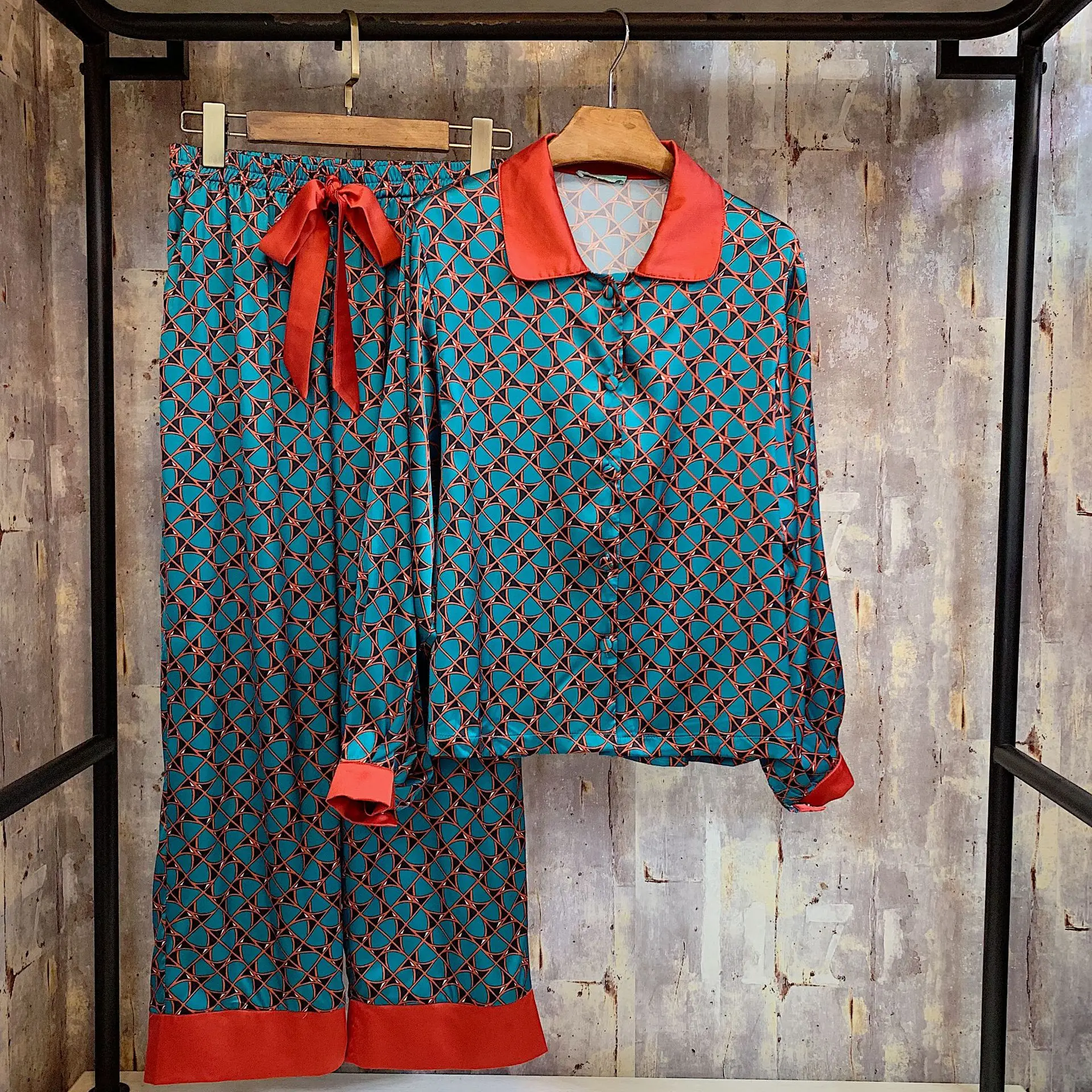 Pant suit 2019 vintage colorblock print long sleeve shirt + trousers two piece suit
Pant suit 2019 vintage colorblock print long sleeve shirt + trousers two piece suit