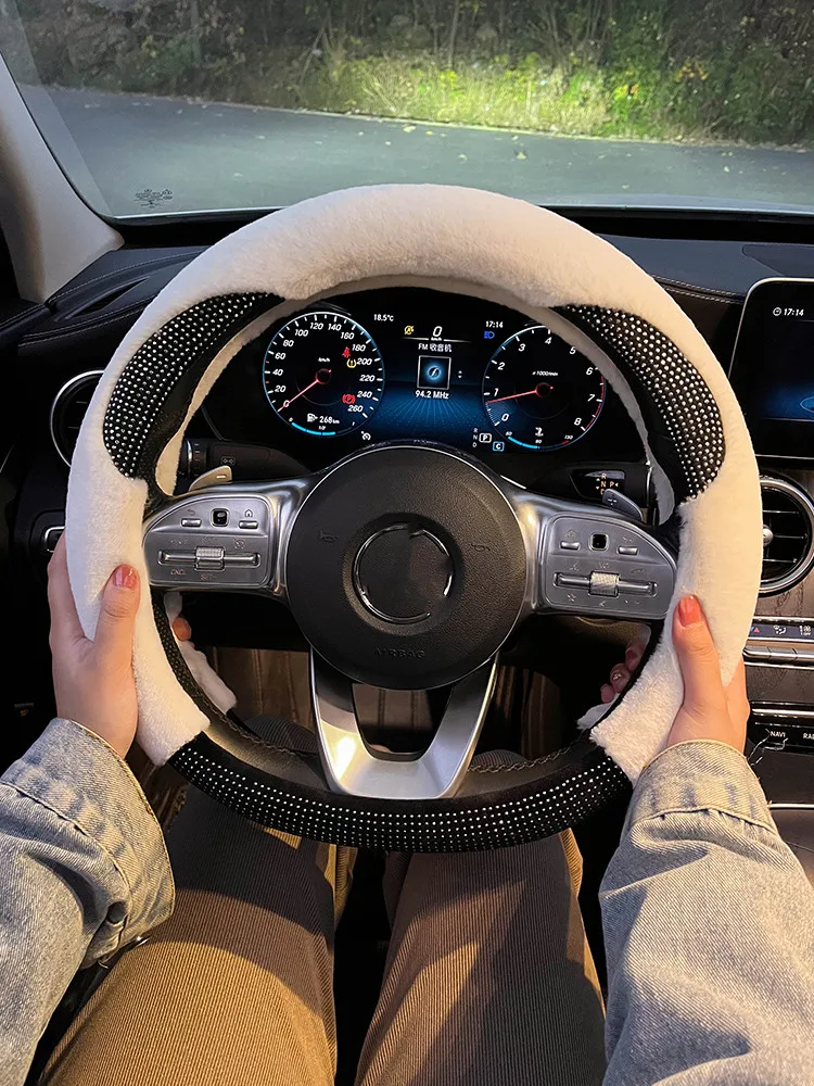 Новый зимний теплый мягкий плюшевый мультяшный бриллиантовый автомобильный интерьерный аксессуар Женский чехол
Новый зимний теплый мягкий плюшевый мультяшный бриллиантовый автомобильный интерьерный аксессуар Женский чехол