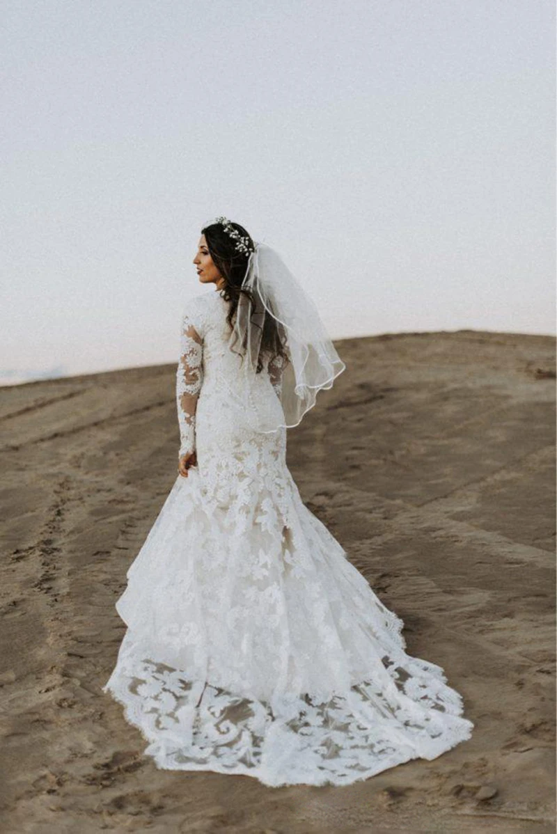 2020-lace-mermaid-modest-beach-wedding-dresses-long-sleeves-v-neck-vintage-country-boho-bridal-gowns-with-buttons-back-robes-de-mari%C3%A9e (1)