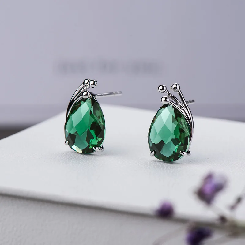 Silver original S925 pure silver pattern inlaid with drop shaped Green Crystal Earrings
Silver original S925 pure silver pattern inlaid with drop shaped Green Crystal Earrings