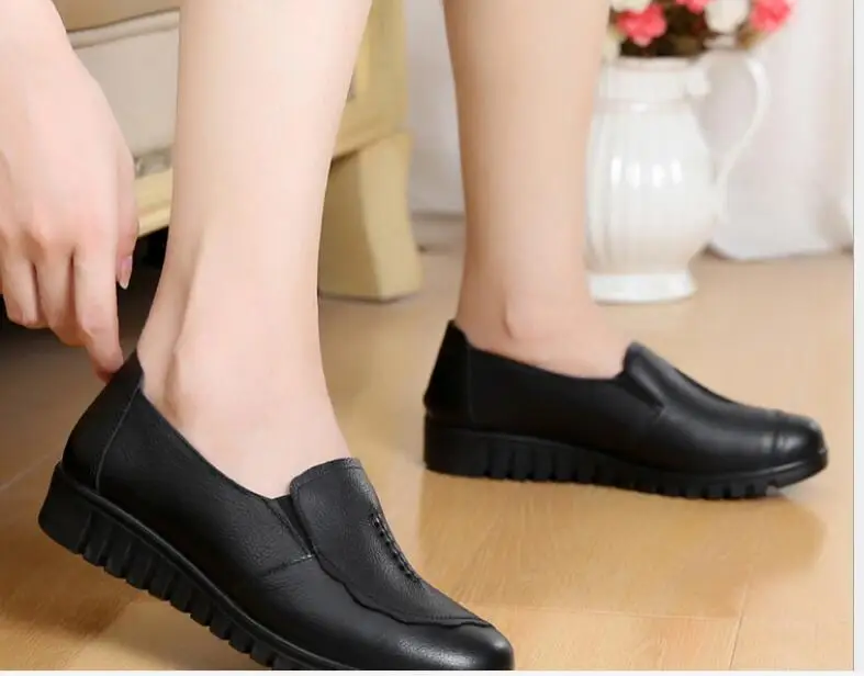 

New Women's Casual Shoes Genuine Leather Woman Loafers Slip-On Female Flats Soft bottom non-slip Shoe Cut-Outs Mother Footwear