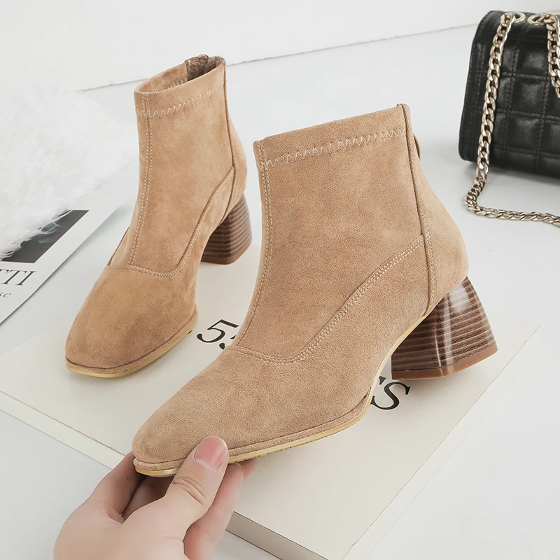 2019 Women Design Ankle Chelsea Boots Sexy 5cm Low High Heels Shoes Zipper Casual Autumn Office Nude flock luxury Short Boots
2019 Women Design Ankle Chelsea Boots Sexy 5cm Low High Heels Shoes Zipper Casual Autumn Office Nude flock luxury Short Boots