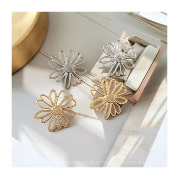 Korean metal hollow large flower stud earrings ladies temperament face thin earrings hypoallergenic S925 Fashion Jewelry
Korean metal hollow large flower stud earrings ladies temperament face thin earrings hypoallergenic S925 Fashion Jewelry