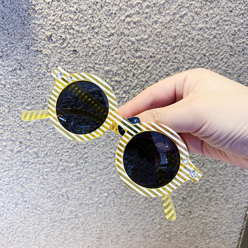 kinder zonnebril 2023 Boys&girls Cute sunglasses 3-8yrs Striped Stage Cool Sun glasses Diamonds on Frame Lovely glasses n437
kinder zonnebril 2023 Boys&girls Cute sunglasses 3-8yrs Striped Stage Cool Sun glasses Diamonds on Frame Lovely glasses n437