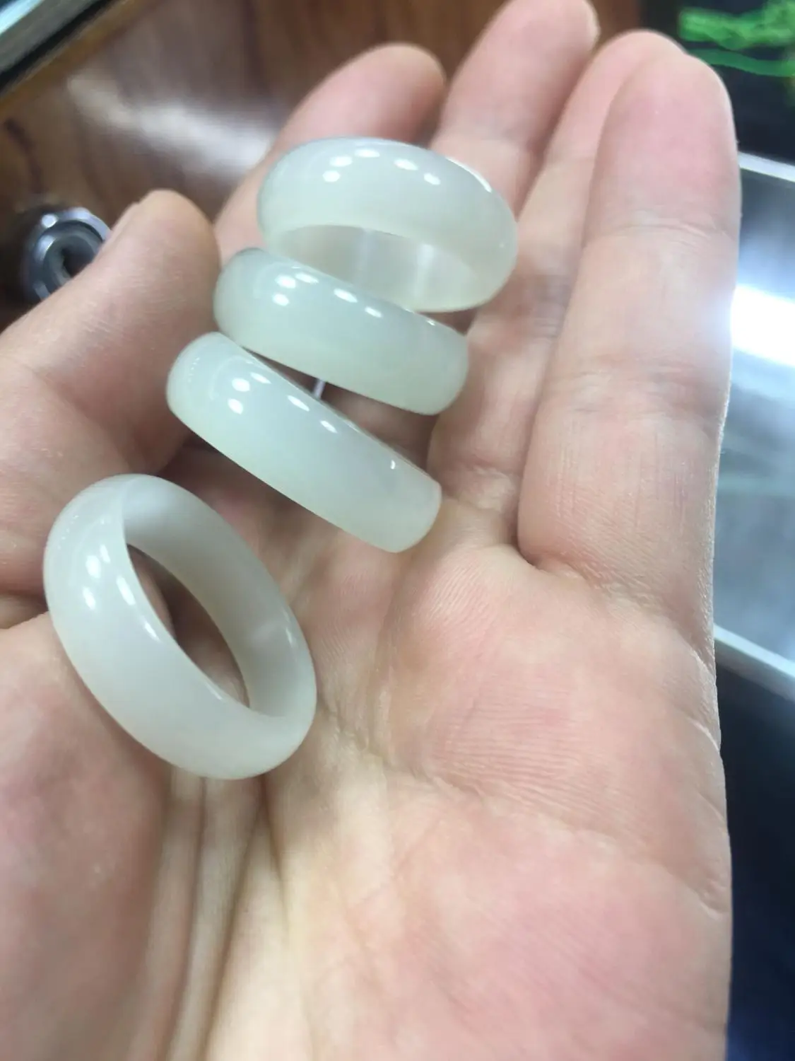 Hetian yu Qinghai old Material Ring Circle No. 20th 21st Yu Ring Circle White yu Ring
Hetian yu Qinghai old Material Ring Circle No. 20th 21st Yu Ring Circle White yu Ring