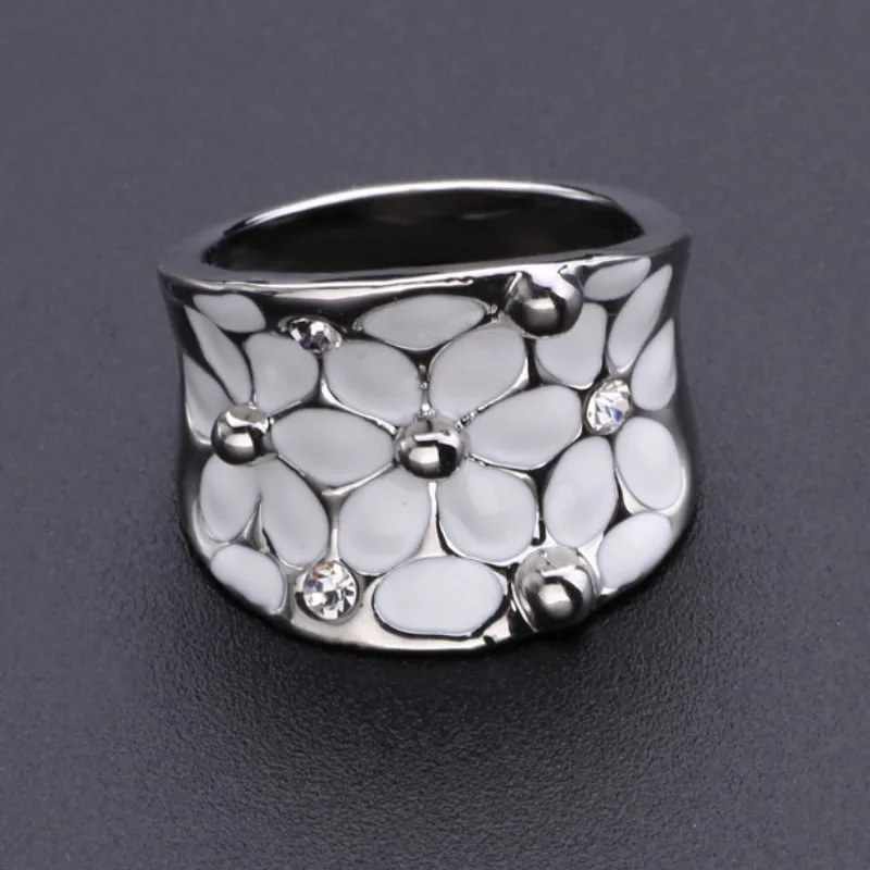 Фото Женское кольцо с полудрагоценными камнями из сплава циркона белым цветком