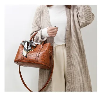 2018 fashion pu female bag new large-capacity wild shoulder bag fashion crocodile silk scarf tote bag women's crossbody bag 
2018 fashion pu female bag new large-capacity wild shoulder bag fashion crocodile silk scarf tote bag women's crossbody bag